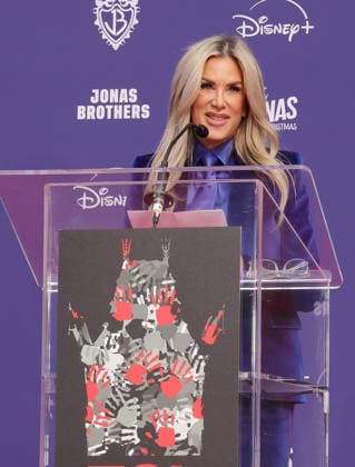 03 December 2025 - Hollywood, California - Ellen K. Jonas Brothers Hand And Footprint In Cement Ceremony held at TCL Chinese Theatre. Hollywood USA - ZUMAa123 20251203_zaa_a123_057 Copyright: xADx