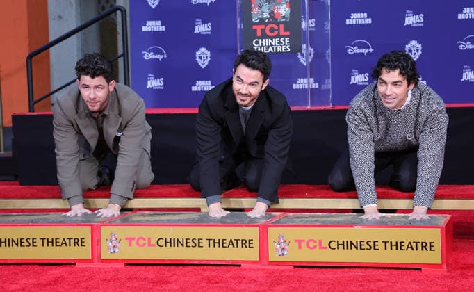 03 December 2025 - Hollywood, California - Nick Jonas, Kevin Jonas, Joe Jonas. Jonas Brothers Hand And Footprint In Cement Ceremony held at TCL Chinese Theatre. Hollywood USA - ZUMAa123 20251203_zaa_a123_058 Copyright: xADx