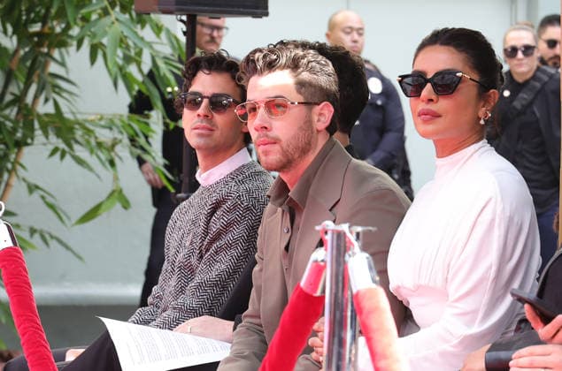 03 December 2025 - Hollywood, California - Nick Jonas, Priyanka Chopra Jonas. Jonas Brothers Hand And Footprint In Cement Ceremony held at TCL Chinese Theatre. Hollywood USA - ZUMAa123 20251203_zaa_a123_060 Copyright: xADx