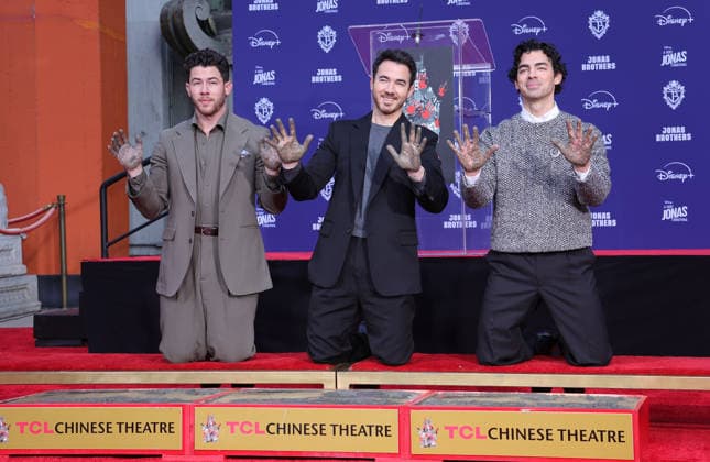 03 December 2025 - Hollywood, California - Nick Jonas, Kevin Jonas, Joe Jonas. Jonas Brothers Hand And Footprint In Cement Ceremony held at TCL Chinese Theatre. Hollywood USA - ZUMAa123 20251203_zaa_a123_061 Copyright: xADx