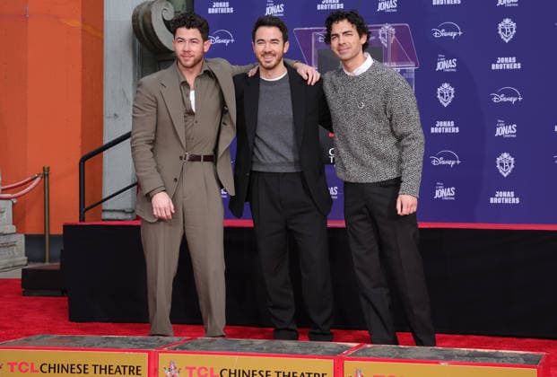 03 December 2025 - Hollywood, California - Nick Jonas, Kevin Jonas, Joe Jonas. Jonas Brothers Hand And Footprint In Cement Ceremony held at TCL Chinese Theatre. Hollywood USA - ZUMAa123 20251203_zaa_a123_062 Copyright: xADx