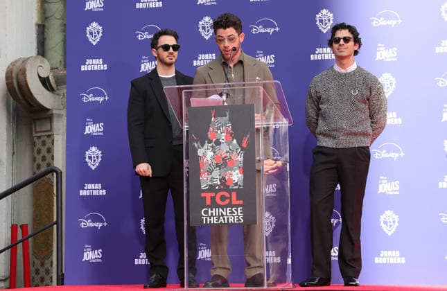 03 December 2025 - Hollywood, California - Nick Jonas, Kevin Jonas, Joe Jonas. Jonas Brothers Hand And Footprint In Cement Ceremony held at TCL Chinese Theatre. Hollywood USA - ZUMAa123 20251203_zaa_a123_064 Copyright: xADx