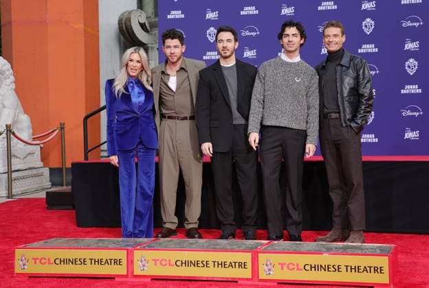 03 December 2025 - Hollywood, California - Ellen K, Nick Jonas, Kevin Jonas, Joe Jonas, Ryan Seacrest. Jonas Brothers Hand And Footprint In Cement Ceremony held at TCL Chinese Theatre. Hollywood USA - ZUMAa123 20251203_zaa_a123_065 Copyright: xADx