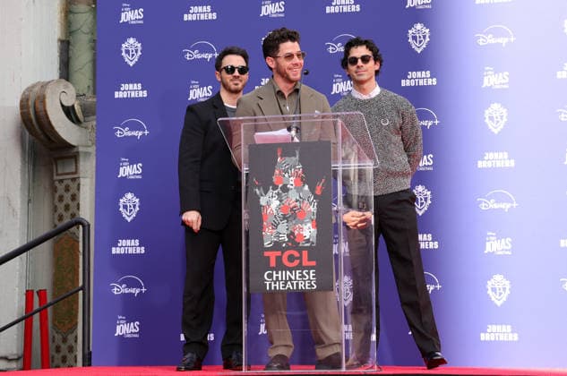 03 December 2025 - Hollywood, California - Nick Jonas, Kevin Jonas, Joe Jonas. Jonas Brothers Hand And Footprint In Cement Ceremony held at TCL Chinese Theatre. Hollywood USA - ZUMAa123 20251203_zaa_a123_066 Copyright: xADx