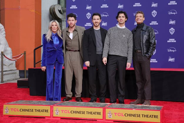 03 December 2025 - Hollywood, California - Ellen K, Nick Jonas, Kevin Jonas, Joe Jonas, Ryan Seacrest. Jonas Brothers Hand And Footprint In Cement Ceremony held at TCL Chinese Theatre. Hollywood USA - ZUMAa123 20251203_zaa_a123_068 Copyright: xADx