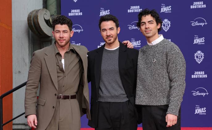 03 December 2025 - Hollywood, California - Nick Jonas, Kevin Jonas, Joe Jonas. Jonas Brothers Hand And Footprint In Cement Ceremony held at TCL Chinese Theatre. Hollywood USA - ZUMAa123 20251203_zaa_a123_069 Copyright: xADx