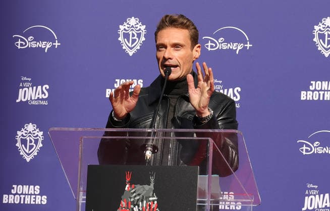 03 December 2025 - Hollywood, California - Ryan Seacrest. Jonas Brothers Hand And Footprint In Cement Ceremony held at TCL Chinese Theatre. Hollywood USA - ZUMAa123 20251203_zaa_a123_071 Copyright: xADx