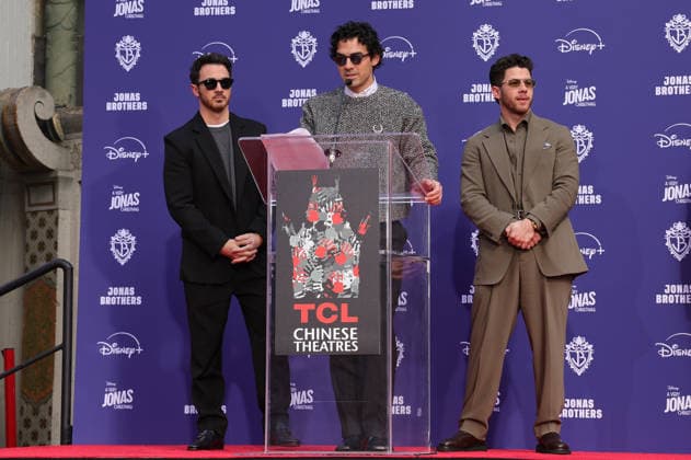 03 December 2025 - Hollywood, California - Nick Jonas, Kevin Jonas, Joe Jonas. Jonas Brothers Hand And Footprint In Cement Ceremony held at TCL Chinese Theatre. Hollywood USA - ZUMAa123 20251203_zaa_a123_072 Copyright: xADx