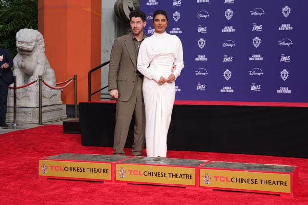 03 December 2025 - Hollywood, California - Nick Jonas, Priyanka Chopra Jonas. Jonas Brothers Hand And Footprint In Cement Ceremony held at TCL Chinese Theatre. Hollywood USA - ZUMAa123 20251203_zaa_a123_074 Copyright: xADx