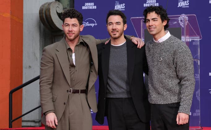 03 December 2025 - Hollywood, California - Nick Jonas, Kevin Jonas, Joe Jonas. Jonas Brothers Hand And Footprint In Cement Ceremony held at TCL Chinese Theatre. Hollywood USA - ZUMAa123 20251203_zaa_a123_075 Copyright: xADx