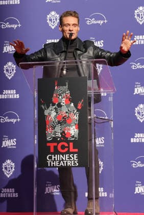 03 December 2025 - Hollywood, California - Ryan Seacrest. Jonas Brothers Hand And Footprint In Cement Ceremony held at TCL Chinese Theatre. Hollywood USA - ZUMAa123 20251203_zaa_a123_076 Copyright: xADx