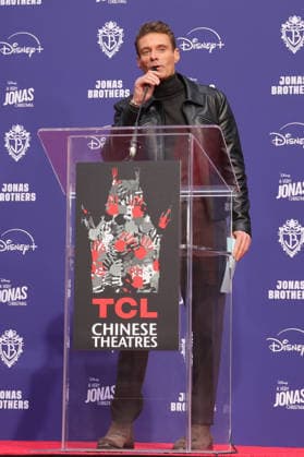 03 December 2025 - Hollywood, California - Ryan Seacrest. Jonas Brothers Hand And Footprint In Cement Ceremony held at TCL Chinese Theatre. Hollywood USA - ZUMAa123 20251203_zaa_a123_077 Copyright: xADx