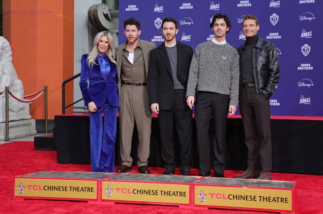 03 December 2025 - Hollywood, California - Ellen K, Nick Jonas, Kevin Jonas, Joe Jonas, Ryan Seacrest. Jonas Brothers Hand And Footprint In Cement Ceremony held at TCL Chinese Theatre. Hollywood USA - ZUMAa123 20251203_zaa_a123_080 Copyright: xADx