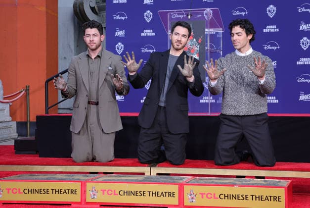03 December 2025 - Hollywood, California - Nick Jonas, Kevin Jonas, Joe Jonas. Jonas Brothers Hand And Footprint In Cement Ceremony held at TCL Chinese Theatre. Hollywood USA - ZUMAa123 20251203_zaa_a123_081 Copyright: xADx
