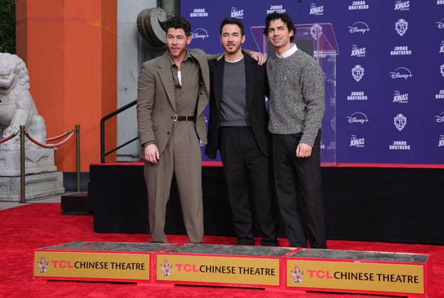 03 December 2025 - Hollywood, California - Nick Jonas, Kevin Jonas, Joe Jonas. Jonas Brothers Hand And Footprint In Cement Ceremony held at TCL Chinese Theatre. Hollywood USA - ZUMAa123 20251203_zaa_a123_082 Copyright: xADx