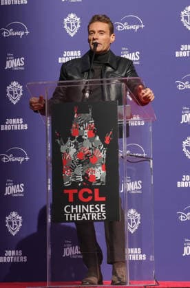 03 December 2025 - Hollywood, California - Ryan Seacrest. Jonas Brothers Hand And Footprint In Cement Ceremony held at TCL Chinese Theatre. Hollywood USA - ZUMAa123 20251203_zaa_a123_083 Copyright: xADx