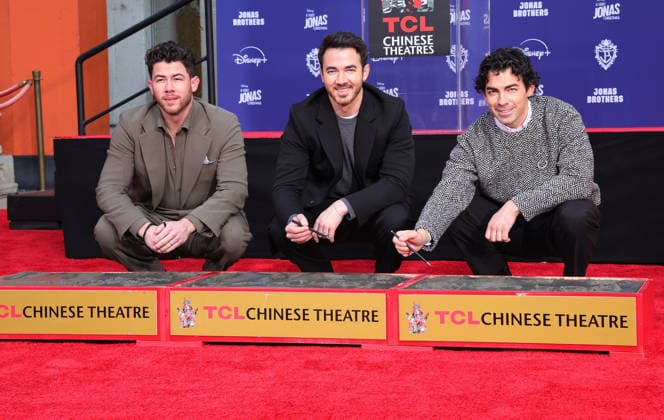 03 December 2025 - Hollywood, California - Nick Jonas, Kevin Jonas, Joe Jonas. Jonas Brothers Hand And Footprint In Cement Ceremony held at TCL Chinese Theatre. Hollywood USA - ZUMAa123 20251203_zaa_a123_084 Copyright: xADx