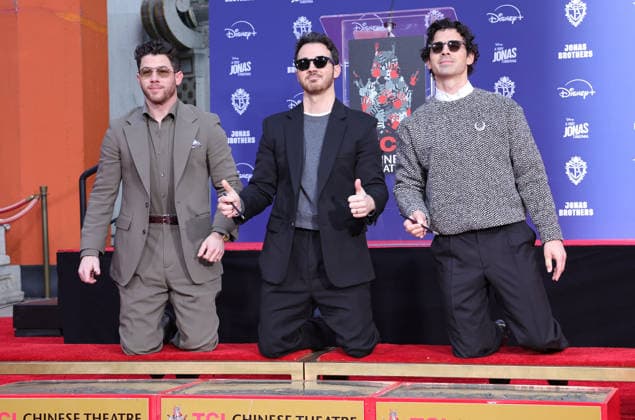 03 December 2025 - Hollywood, California - Nick Jonas, Kevin Jonas, Joe Jonas. Jonas Brothers Hand And Footprint In Cement Ceremony held at TCL Chinese Theatre. Hollywood USA - ZUMAa123 20251203_zaa_a123_085 Copyright: xADx