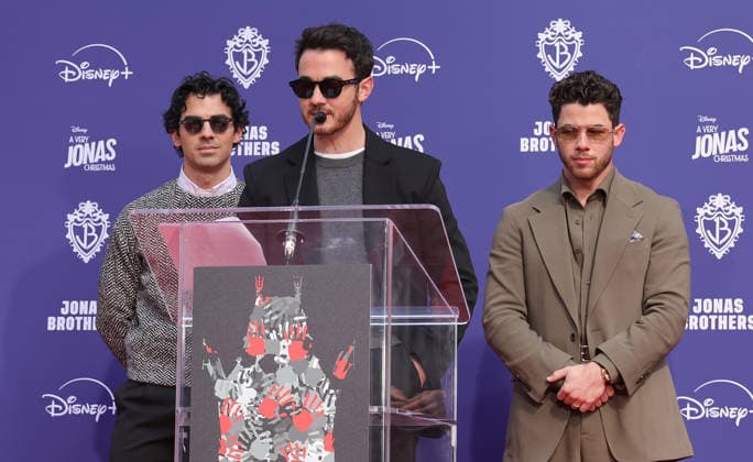 03 December 2025 - Hollywood, California - Nick Jonas, Kevin Jonas, Joe Jonas. Jonas Brothers Hand And Footprint In Cement Ceremony held at TCL Chinese Theatre. Hollywood USA - ZUMAa123 20251203_zaa_a123_087 Copyright: xADx