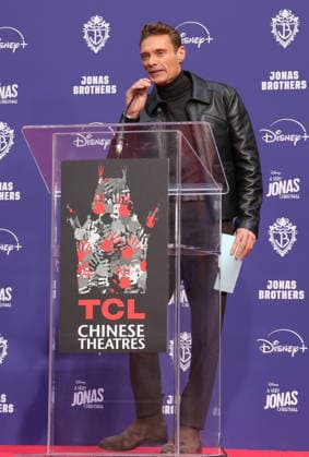 03 December 2025 - Hollywood, California - Ryan Seacrest. Jonas Brothers Hand And Footprint In Cement Ceremony held at TCL Chinese Theatre. Hollywood USA - ZUMAa123 20251203_zaa_a123_088 Copyright: xADx