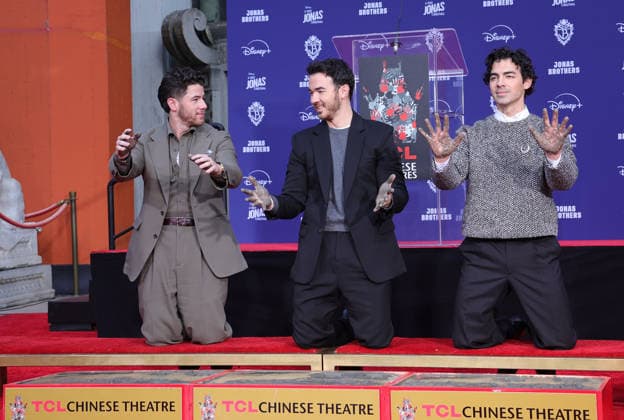 03 December 2025 - Hollywood, California - Nick Jonas, Kevin Jonas, Joe Jonas. Jonas Brothers Hand And Footprint In Cement Ceremony held at TCL Chinese Theatre. Hollywood USA - ZUMAa123 20251203_zaa_a123_090 Copyright: xADx
