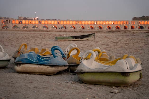 Zayanderud Riverbed Dries Up Swan-shaped pedal boats sit stranded next to a pier on the dried-up riverbed of the Zayanderud in Isfahan, Iran, on December 1, 2025. Zayanderud, like many other bodies of water in Iran, has faced droughts and water shortages in recent years. In addition to drought, mismanagement and overuse of water are major factors contributing to the decline of Zayanderud. Isfehan Isfehan Iran Copyright: xHozix