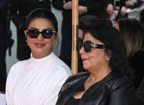 Jonas Brothers Hand and Footprint Ceremony Priyanka Chopra and Madhu Chopra at the Jonas Brothers Hand and Footprint In Cement Ceremony held at the TCL Chinese Theatre on December 3, 2025 in Hollywood, Ca. Hollywood TCL Chinese Theatre California USA Copyright: xLeexWatt AFF-USA.COMx