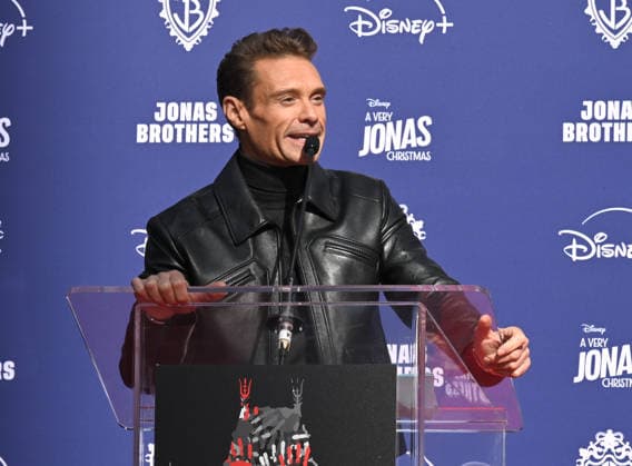 Jonas Brothers Hand and Footprint Ceremony Ryan Seacrest at the Jonas Brothers Hand and Footprint In Cement Ceremony held at the TCL Chinese Theatre on December 3, 2025 in Hollywood, Ca. Hollywood TCL Chinese Theatre California USA Copyright: xLeexWatt AFF-USA.COMx