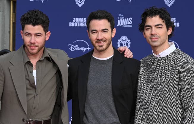 Jonas Brothers Hand and Footprint Ceremony Nick Jonas, Kevin Jonas and Joe Jonas at the Jonas Brothers Hand and Footprint In Cement Ceremony held at the TCL Chinese Theatre on December 3, 2025 in Hollywood, Ca. Hollywood TCL Chinese Theatre California USA Copyright: xLeexWatt AFF-USA.COMx