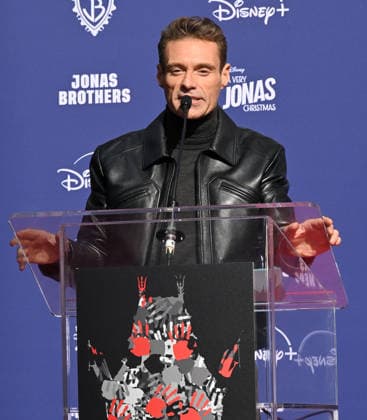 Jonas Brothers Hand and Footprint Ceremony Ryan Seacrest at the Jonas Brothers Hand and Footprint In Cement Ceremony held at the TCL Chinese Theatre on December 3, 2025 in Hollywood, Ca. Hollywood TCL Chinese Theatre California USA Copyright: xLeexWatt AFF-USA.COMx
