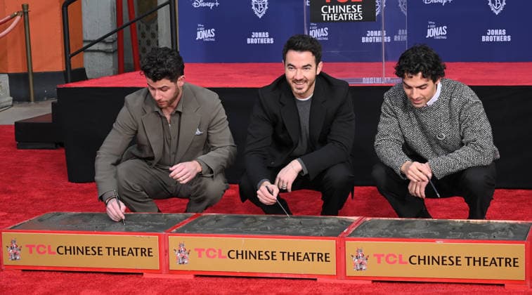 Jonas Brothers Hand and Footprint Ceremony Nick Jonas, Kevin Jonas and Joe Jonas at the Jonas Brothers Hand and Footprint In Cement Ceremony held at the TCL Chinese Theatre on December 3, 2025 in Hollywood, Ca. Hollywood TCL Chinese Theatre California USA Copyright: xLeexWatt AFF-USA.COMx