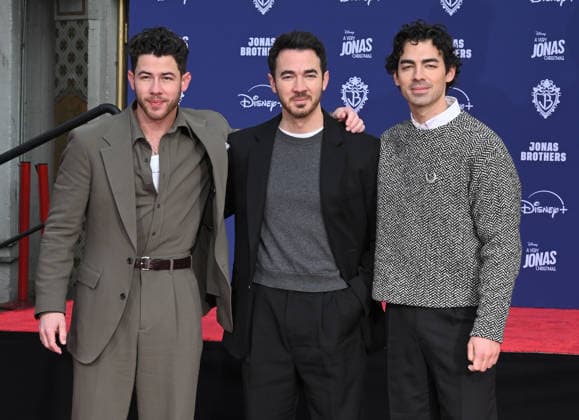 Jonas Brothers Hand and Footprint Ceremony Nick Jonas, Kevin Jonas and Joe Jonas at the Jonas Brothers Hand and Footprint In Cement Ceremony held at the TCL Chinese Theatre on December 3, 2025 in Hollywood, Ca. Hollywood TCL Chinese Theatre California USA Copyright: xLeexWatt AFF-USA.COMx