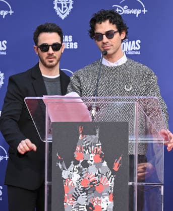 Jonas Brothers Hand and Footprint Ceremony Kevin Jonas and Joe Jonas at the Jonas Brothers Hand and Footprint In Cement Ceremony held at the TCL Chinese Theatre on December 3, 2025 in Hollywood, Ca. Hollywood TCL Chinese Theatre California USA Copyright: xLeexWatt AFF-USA.COMx