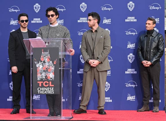 Jonas Brothers Hand and Footprint Ceremony Kevin Jonas, Joe Jonas, Nick Jonas and Ryan Seacrest at the Jonas Brothers Hand and Footprint In Cement Ceremony held at the TCL Chinese Theatre on December 3, 2025 in Hollywood, Ca. Hollywood TCL Chinese Theatre California USA Copyright: xLeexWatt AFF-USA.COMx