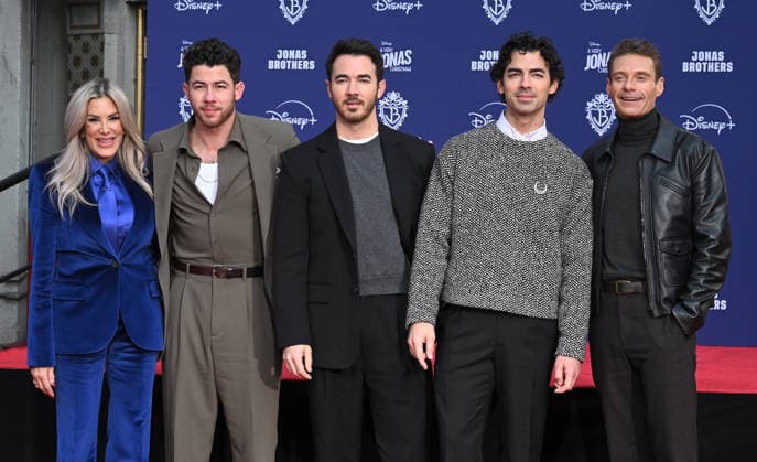 Jonas Brothers Hand and Footprint Ceremony Ellen K, Nick Jonas, Kevin Jonas, Joe Jonas and Ryan Seacrest at the Jonas Brothers Hand and Footprint In Cement Ceremony held at the TCL Chinese Theatre on December 3, 2025 in Hollywood, Ca. Hollywood TCL Chinese Theatre California USA Copyright: xLeexWatt AFF-USA.COMx