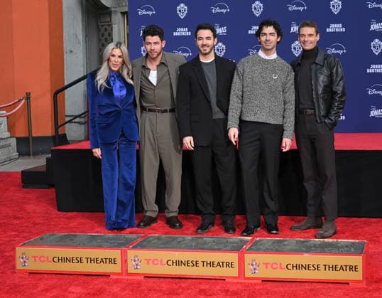 Jonas Brothers Hand and Footprint Ceremony Ellen K, Nick Jonas, Kevin Jonas, Joe Jonas and Ryan Seacrest at the Jonas Brothers Hand and Footprint In Cement Ceremony held at the TCL Chinese Theatre on December 3, 2025 in Hollywood, Ca. Hollywood TCL Chinese Theatre California USA Copyright: xLeexWatt AFF-USA.COMx
