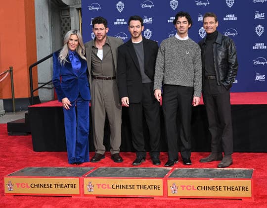 Jonas Brothers Hand and Footprint Ceremony Ellen K, Nick Jonas, Kevin Jonas, Joe Jonas and Ryan Seacrest at the Jonas Brothers Hand and Footprint In Cement Ceremony held at the TCL Chinese Theatre on December 3, 2025 in Hollywood, Ca. Hollywood TCL Chinese Theatre California USA Copyright: xLeexWatt AFF-USA.COMx