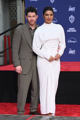 Jonas Brothers Hand and Footprint Ceremony Nick Jonas and Priyanka Chopra Jonas at the Jonas Brothers Hand and Footprint In Cement Ceremony held at the TCL Chinese Theatre on December 3, 2025 in Hollywood, Ca. Hollywood TCL Chinese Theatre California USA Copyright: xLeexWatt AFF-USA.COMx