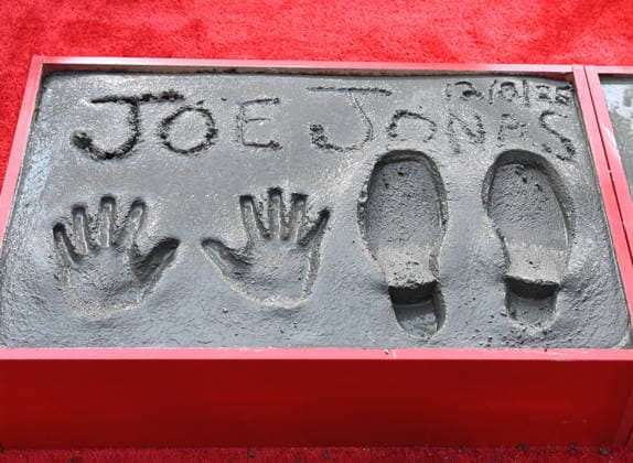 Jonas Brothers Hand and Footprint Ceremony Joe Jonas Hand and Footprints at the Jonas Brothers Hand and Footprint In Cement Ceremony held at the TCL Chinese Theatre on December 3, 2025 in Hollywood, Ca. Hollywood TCL Chinese Theatre California USA Copyright: xLeexWatt AFF-USA.COMx