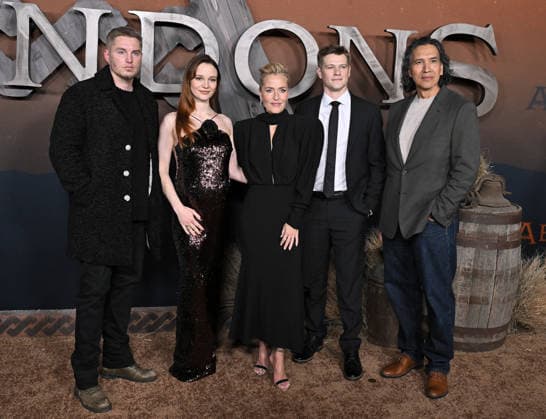 ˜The Abandons™ Premiere Toby Hemingway, Aisling Franciosi, Gillian Anderson, Lucas Till and Michael Greyeyes arriving to Netflix™s The Abandons™ premiere held at the Netflix Tudum Theater on December 3, 2025 in Hollywood, Ca. Hollywood Netflix Tudum Theater California USA Copyright: xStarbuck AFF-USA.COMx