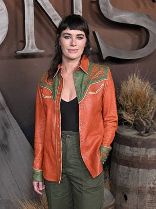 ˜The Abandons™ Premiere Lena Headey arriving to Netflix™s The Abandons™ premiere held at the Netflix Tudum Theater on December 3, 2025 in Hollywood, Ca. Hollywood Netflix Tudum Theater California USA Copyright: xStarbuck AFF-USA.COMx