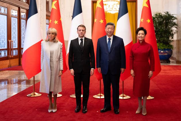 President Emmanuel Macron with his wife Brigitte Macron, Xi Jinping, President of China and his wife Peng Liyuan during the official welcoming ceremony for President Emmanuel Macron and Madame Brigitte Macron at the Great Hall of the People in Beijing on December 4, 2025 Jeanne Accorsini Pool Bestimage Family photo during the Official welcoming ceremony for the French President of the Republic Emmanuel Macron and his wife, Brigitte Macron, French first Lady by China s President Xi Jinping and his wife Peng Liyuan Great Hall of the People Grand Palais du Peuple, Beijing, China Thursday, 4 December 2025 The French President of the Republic and his wife , French First Lady visit the Popular Republic of China on a state visit from 3 to 5 Decem  Copyright: xJeannexAccorsinix xPoolx xBestimagexJeannexAccorsinix xPoolx xBestimagex