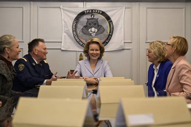 Entertainment Bilder des Tages Queen Mathilde visits the Emergency Victim Assistance (EVA) BRUSSELS, BELGIUM - DECEMBER 04 : Queen Mathilde visits the Emergency Victim Assistance (EVA) unit of the Brussels Capital Ixelles police zone. EVA, created five years ago, is a specialised police service that supports victims of sexual and or domestic violence (Presentation of the EVA unit, visit to the video-recorded interview room and explanations by two members of the unit, tour of the victim interview room, presentation and testimony from a victim and meeting with the judicial assistance dog) on December 4, 2025 in Brussels, Belgium, 04 12 2025 Brussels Belgium  Copyright: xDidierxLebrunx