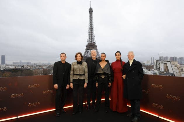 Sam Worthington, Sigourney Weaver, James Cameron, Zoe Saldana, Oona Castilla Chaplin et Stephen Lang Photocall for the film Avatar Fire and Ash Avatar de Feu et de Cendres at the Shangri La Hotel in Paris on December 4, 2025 Coadic Guirec Bestimage Photocall for the film Avatar Fire and Ash at the Shangri La Hotel in Paris on December 4, 2025 Paris France  Copyright: xCOADICxGUIRECx xBESTIMAGExCOADICxGUIRECx xBESTIMAGEx