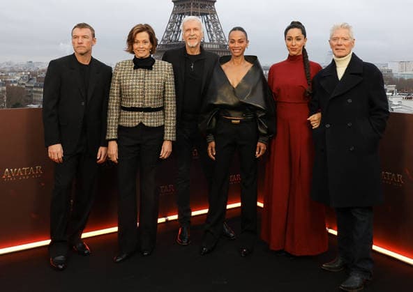 am Worthington, Sigourney Weaver, James Cameron, Zoe Saldana, Oona Castilla Chaplin et Stephen Lang Photocall for the film Avatar Fire and Ash Avatar de Feu et de Cendres at the Shangri La Hotel in Paris on December 4, 2025 Coadic Guirec Bestimage Photocall for the film Avatar Fire and Ash at the Shangri La Hotel in Paris on December 4, 2025 Paris France  Copyright: xCOADICxGUIRECx xBESTIMAGExCOADICxGUIRECx xBESTIMAGEx