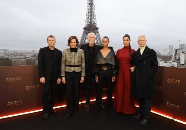 am Worthington, Sigourney Weaver, James Cameron, Zoe Saldana, Oona Castilla Chaplin et Stephen Lang Photocall for the film Avatar Fire and Ash Avatar de Feu et de Cendres at the Shangri La Hotel in Paris on December 4, 2025 Coadic Guirec Bestimage Photocall for the film Avatar Fire and Ash at the Shangri La Hotel in Paris on December 4, 2025 Paris France  Copyright: xCOADICxGUIRECx xBESTIMAGExCOADICxGUIRECx xBESTIMAGEx