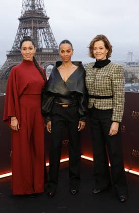 Oona Castilla Chaplin, Zoe Saldana et Sigourney Weaver Photocall for the film Avatar Fire and Ash Avatar de Feu et de Cendres at the Shangri La Hotel in Paris on December 4, 2025 Coadic Guirec Bestimage Photocall for the film Avatar Fire and Ash at the Shangri La Hotel in Paris on December 4, 2025 Paris France  Copyright: xCOADICxGUIRECx xBESTIMAGExCOADICxGUIRECx xBESTIMAGEx