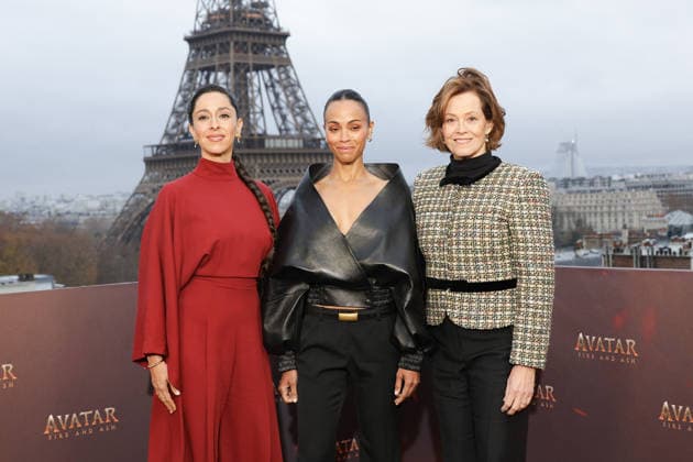 Oona Castilla Chaplin, Zoe Saldana et Sigourney Weaver Photocall for the film Avatar Fire and Ash Avatar de Feu et de Cendres at the Shangri La Hotel in Paris on December 4, 2025 Coadic Guirec Bestimage Photocall for the film Avatar Fire and Ash at the Shangri La Hotel in Paris on December 4, 2025 Paris France  Copyright: xCOADICxGUIRECx xBESTIMAGExCOADICxGUIRECx xBESTIMAGEx