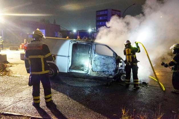 News Bilder des Tages CNTVhamburg: Feuerwehr im Einsatz Brand Qualm Feuer Ein Kleintransporter brannte vor einer Asylunterkunft 04.12.2025 Hamburg - Billbrook Eine mögliche Brandstiftung ist nicht ausgeschlossen,vor der Asylunterkunft an der Kreuzung Liebigstrasse Berzeliusstrasse Hamburg Deutschland *** CNTVhamburg Fire brigade in action Fire Smoke Fire A van burned in front of an asylum shelter 04 12 2025 Hamburg Billbrook A possible arson is not excluded, in front of the asylum shelter at the intersection Liebigstrasse Berzeliusstrasse Hamburg Germany