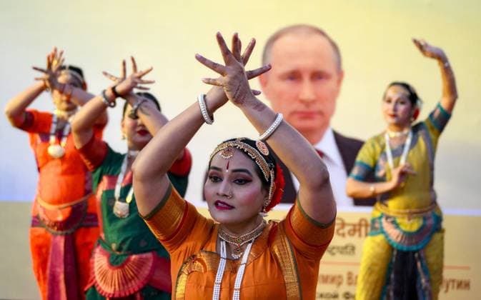 News Bilder des Tages India Russia 9064341 04.12.2025 Dancers perform during a ceremony to welcome Russian President Vladimir Putin upon arrival at the Indian Air Force base at the Palam Air Base in New Delhi, India. Grigory Sysoev Sputnik India  Copyright: xGrigoryxSysoevx